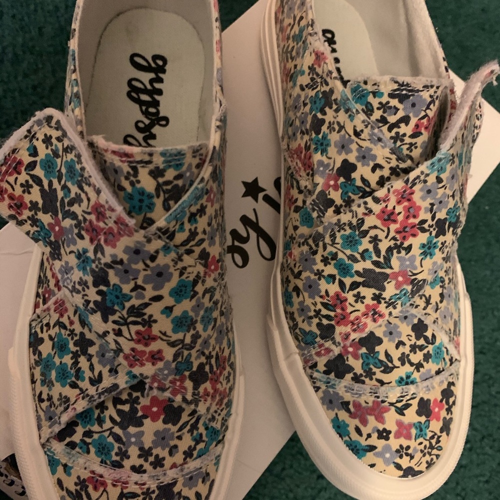 ( New) Gypsy Jazz Sneakers Size 8